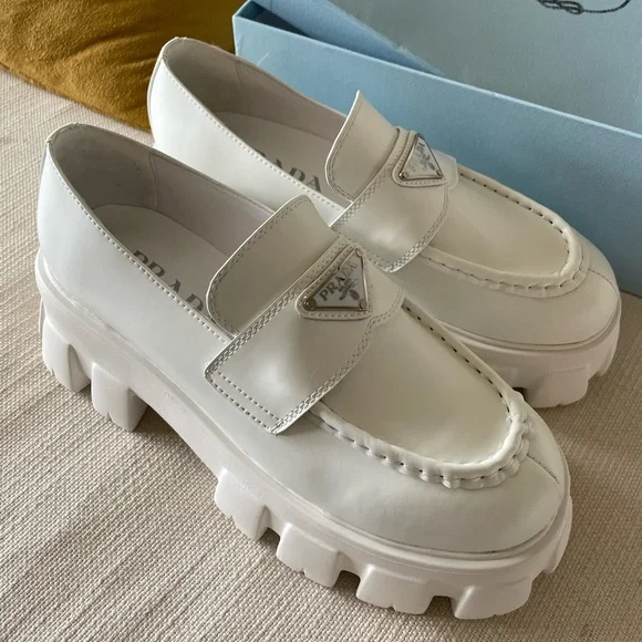 ローファー・オックスフォード PRADA White Leather Loafers Prada Logo Plaque Brushed Loafers White Leather